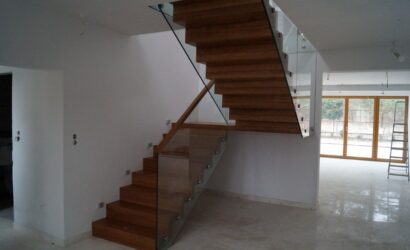 Schody dywanowe ze szklanymi balustradami