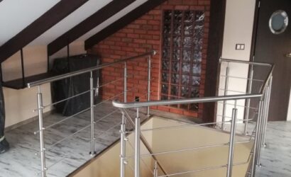 Schody dywanowe ze metalowymi balustradami