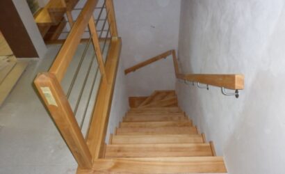 Schody dywanowe ze drewnianymi balustradami