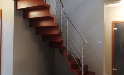 Schody dywanowe ze metalowymi balustradami