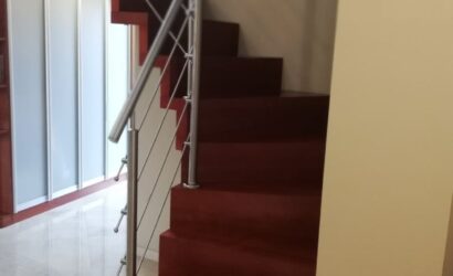 Schody dywanowe ze metalowymi balustradami