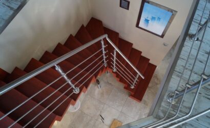 Schody dywanowe ze metalowymi balustradami