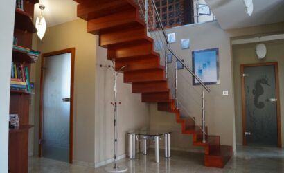 Schody dywanowe ze metalowymi balustradami