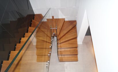 Schody dywanowe ze szklanymi balustradami