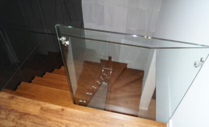 Schody dywanowe ze szklanymi balustradami