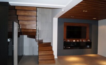 Schody dywanowe ze szklanymi balustradami