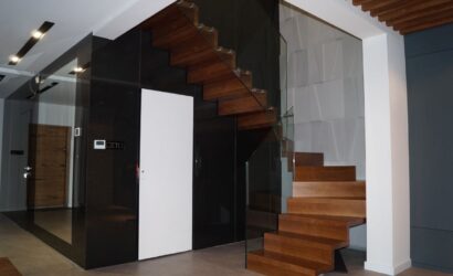 Schody dywanowe ze szklanymi balustradami