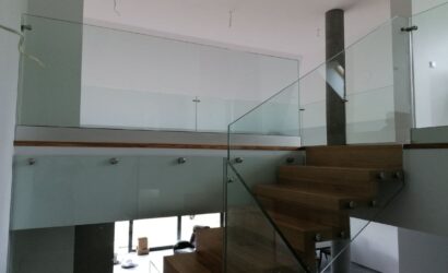 Schody dywanowe ze szklanymi balustradami