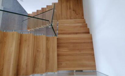 Schody dywanowe ze szklanymi balustradami