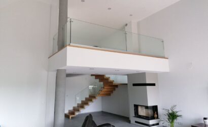 Schody dywanowe ze szklanymi balustradami