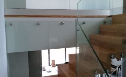 Schody dywanowe ze szklanymi balustradami