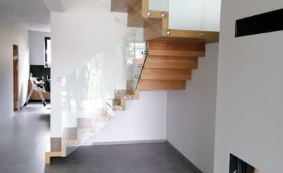 Schody dywanowe ze szklanymi balustradami