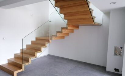 Schody dywanowe ze szklanymi balustradami