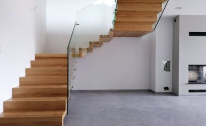 Schody dywanowe ze szklanymi balustradami