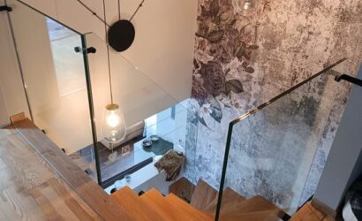 Schody dywanowe ze szklanymi balustradami