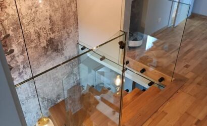 Schody dywanowe ze szklanymi balustradami