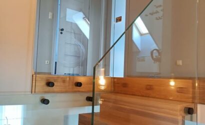 Schody dywanowe ze szklanymi balustradami