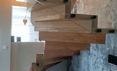 Schody dywanowe ze szklanymi balustradami