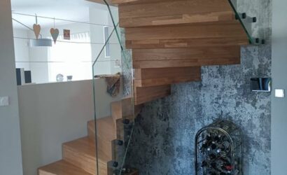 Schody dywanowe ze szklanymi balustradami