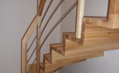 Schody dywanowe ze drewnianymi balustradami