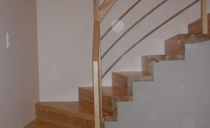 Schody dywanowe ze drewnianymi balustradami