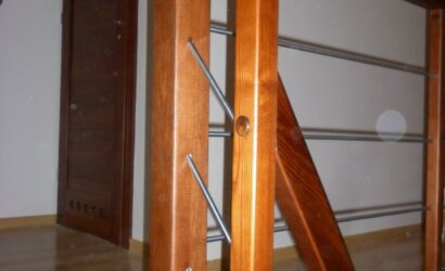 Schody dywanowe ze drewnianymi balustradami