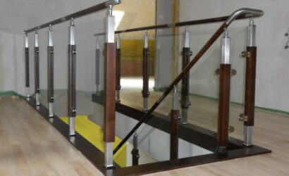 Schody dywanowe ze szklanymi balustradami