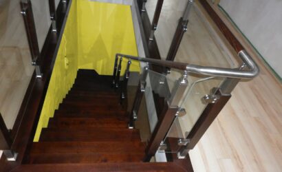 Schody dywanowe ze szklanymi balustradami