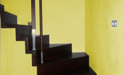 Schody dywanowe ze szklanymi balustradami