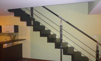 Schody dywanowe z metalowymi balustradami