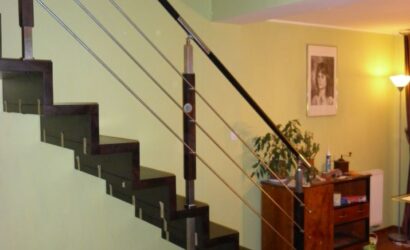 Schody dywanowe z metalowymi balustradami