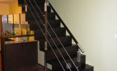 Schody dywanowe ze metalowymi balustradami