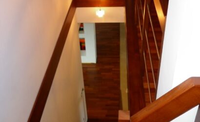 Schody dywanowe ze drewnianymi balustradami