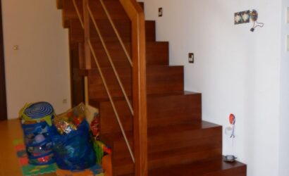 Schody dywanowe ze drewnianymi balustradami