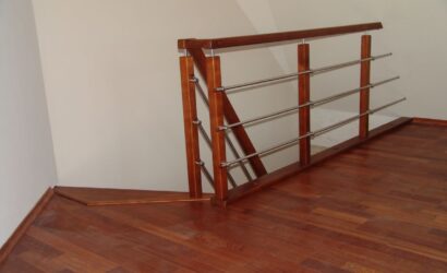 Schody dywanowe ze drewnianymi balustradami