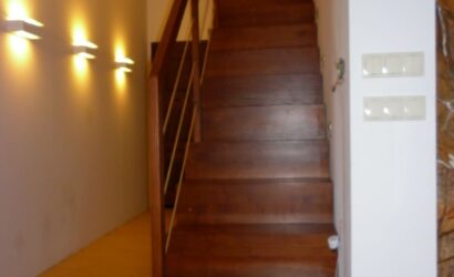Schody dywanowe ze drewnianymi balustradami
