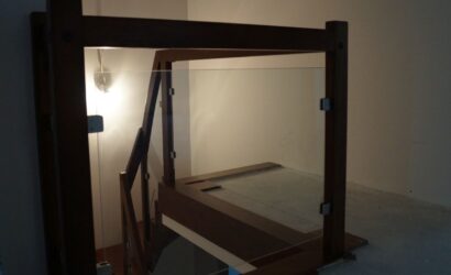 Schody dywanowe ze szklanymi balustradami