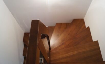 Schody dywanowe ze drewnianymi balustradami