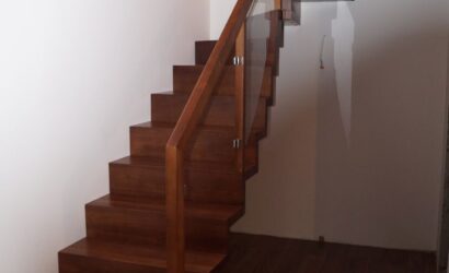 Schody dywanowe ze szklanymi balustradami