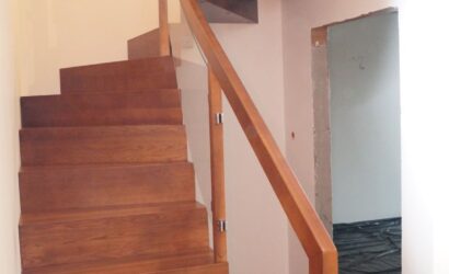 Schody dywanowe ze szklanymi balustradami