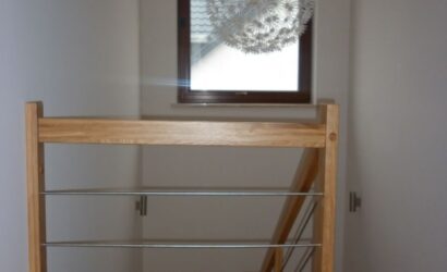 Schody dywanowe ze metalowymi balustradami