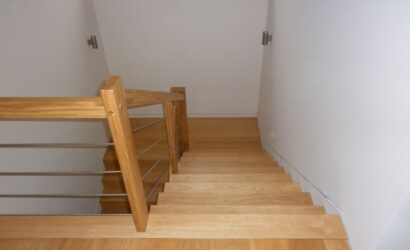 Schody dywanowe ze metalowymi balustradami