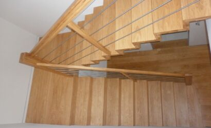 Schody dywanowe ze metalowymi balustradami