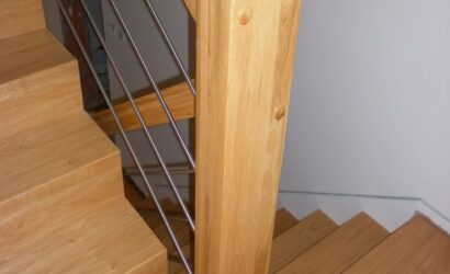 Schody dywanowe ze metalowymi balustradami