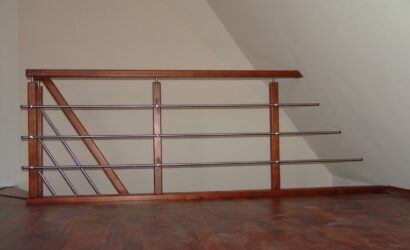 Schody dywanowe ze drewnianymi balustradami