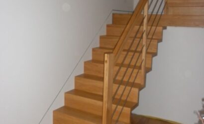 Schody dywanowe ze metalowymi balustradami