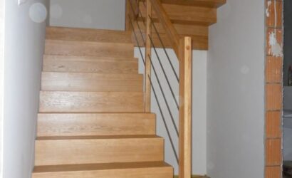 Schody dywanowe ze metalowymi balustradami