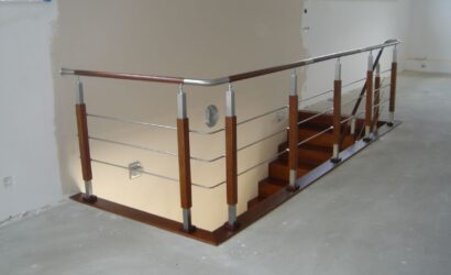 Schody dywanowe ze metalowymi balustradami
