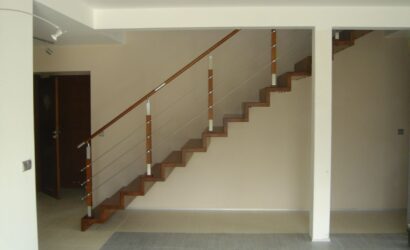 Schody dywanowe ze metalowymi balustradami