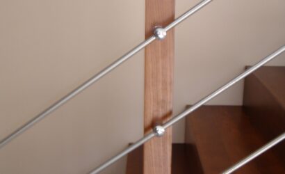 Schody dywanowe ze metalowymi balustradami